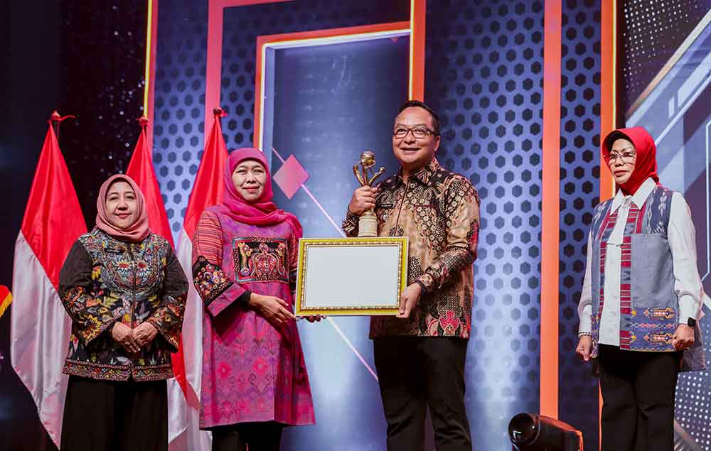 Wabup Gresik Asluchul Alif (dua dari kanan) menerima penghargaan dari Gubernur Jatim Khofifah Indar Parawansa. Foto: Ist.