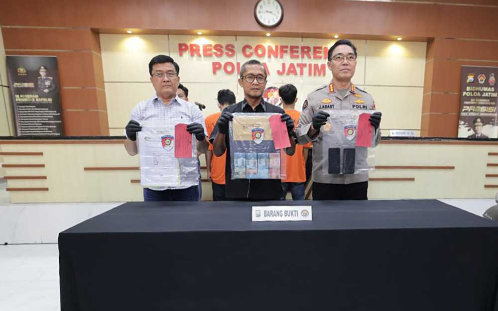 Dirreskrium Polda Jatim Kombes Pol Widi Atmoko dan Kabid Humas Kombes Pol. Jules Abraham Abast menujukkan barang bukti pemerasan saat konferensi pers yang juga menghadirkan kedua tersangka.