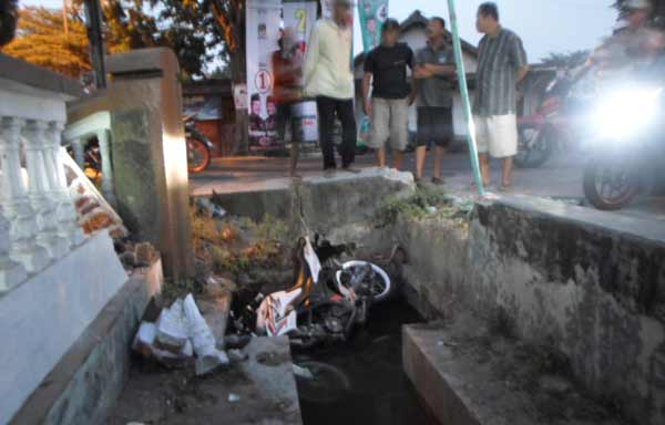 Motor korban yang tercebur ke parit usai tabrak pohon. foto: catur gogon/BANGSAONLINE