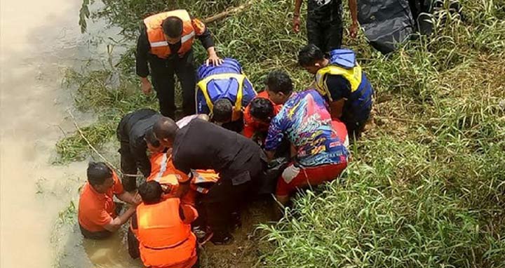 Tim SAR gabungan mengangkat jenazah dari Sungai Jombang di Kelurahan Patemon Pamekasan.