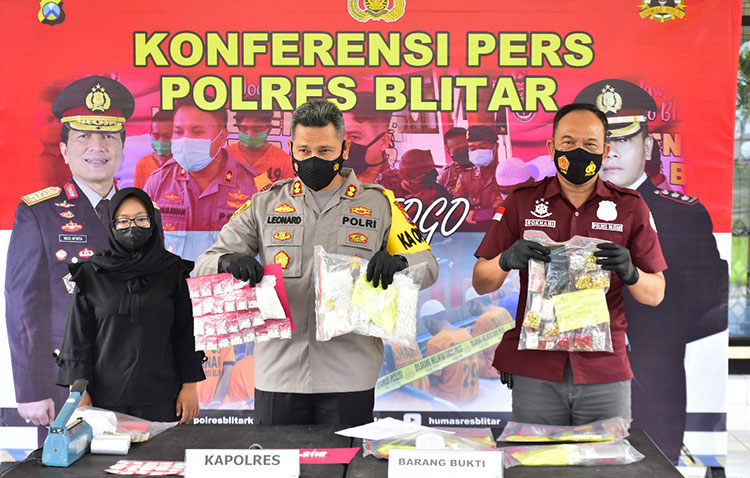 Kapolres Blitar AKBP Leonard M. Sinambela saat menunjukkan barang bukti. (foto: ist)