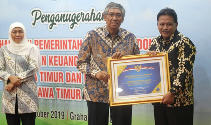 Wakil Bupati Nganjuk Marhaen Jumadi saat menerima penghargaan WTP dari Kementrian Keuangan RI. foto: BAMBANG/ BANGSAONLINE