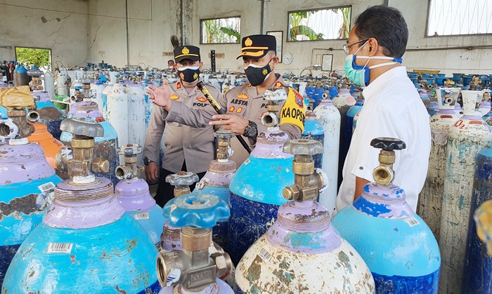 Kapolres Probolinggo AKBP Arsya sedang mengecek ketersediaan oksigen.
