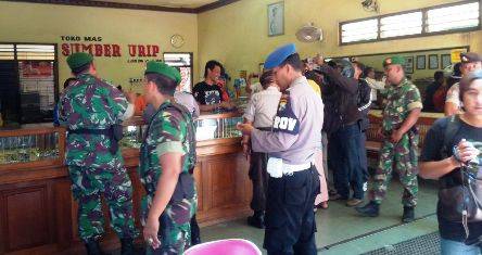 Personil TNI dan Polres Tuban saat menyisir salah satu toko. foto: Suwandi/BangsaOnline.com
