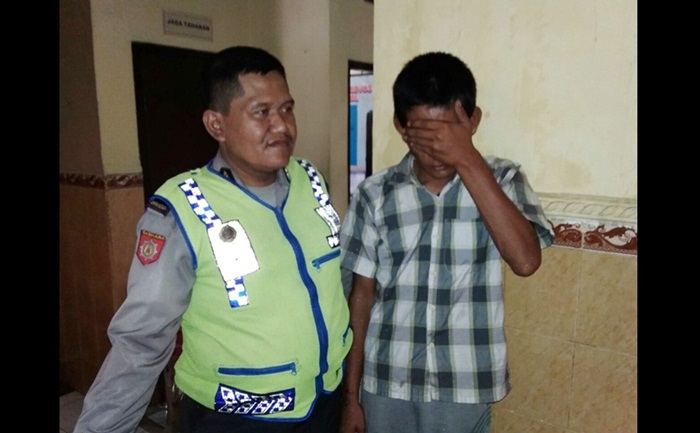 Pelaku bersama petugas.