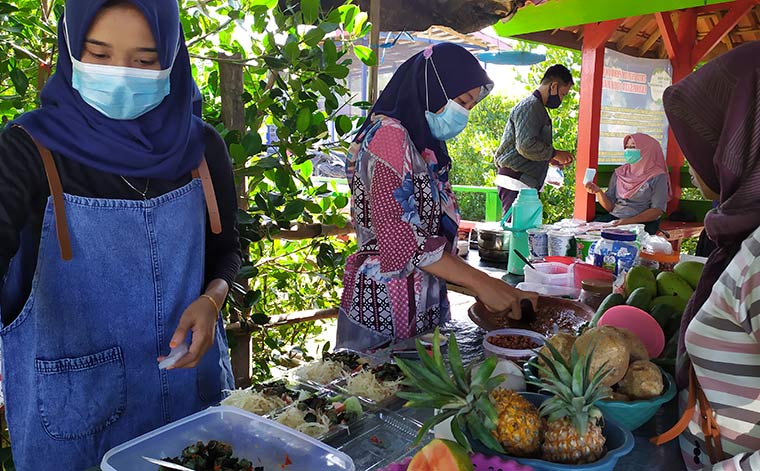 Penjual rujak kacong yang berada di lingkungan Ekowisata Hutan Mangrove, Galis, Pamekasan. 