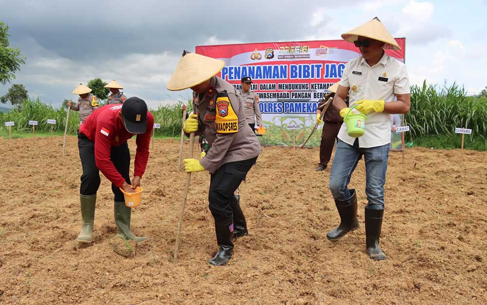 Wakapolres Pamekasan Kompol Andy saat melakukan penanaman bibit jagung secara simbolis.