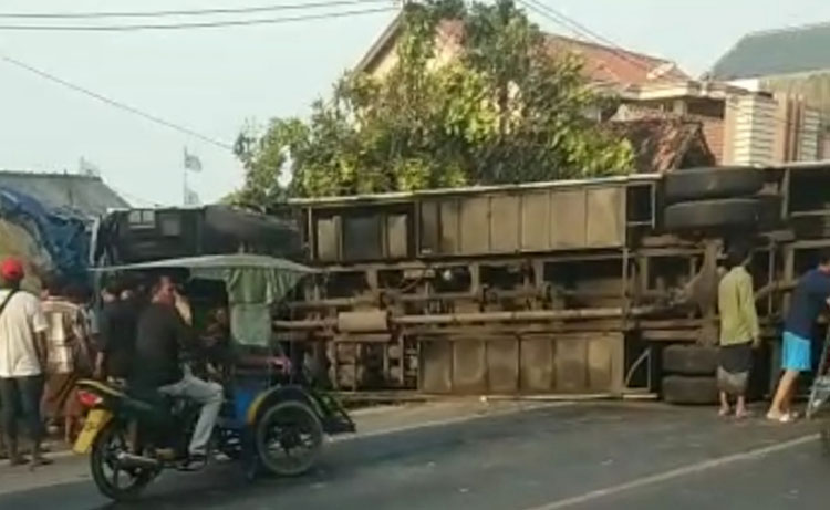 Peristiwa kecelakaan lalu lintas antara motor dan sebuah bus jurusan Semarang-Surabaya terjadi di Jalur Pantura, tepatnya di Desa Bulu Jowo, Kecamatan Bancar, Kabupaten Tuban, Jumat (10/9/2021). (foto: ist)