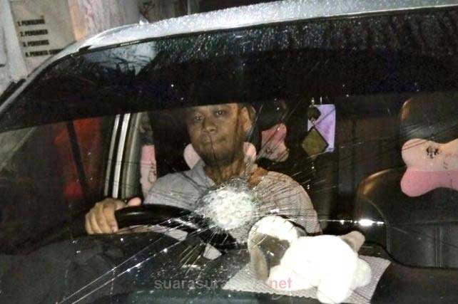 Korban lemparan batu di Jl Mastrip-Karang Pilang. foto: Indah Nurul Laili via E100 (suarasurabaya.net)