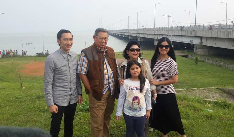 Susilo Bambang Yudhoyono saat mejeng bersama keluarga di bawah Jembatan Suramadu. foto: detik.com