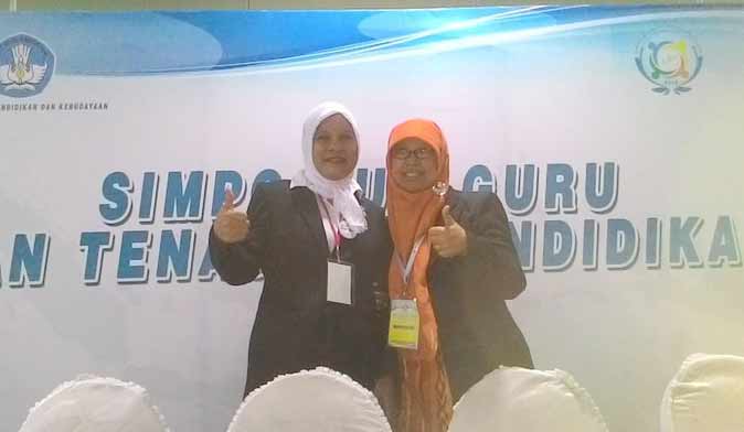 BERJUANG: Karyati Vederubun, saat testimoni di Simposium Guru dan Tenaga Kependidikan, di Jakarta, kemarin (23/11). foto: detik.com
