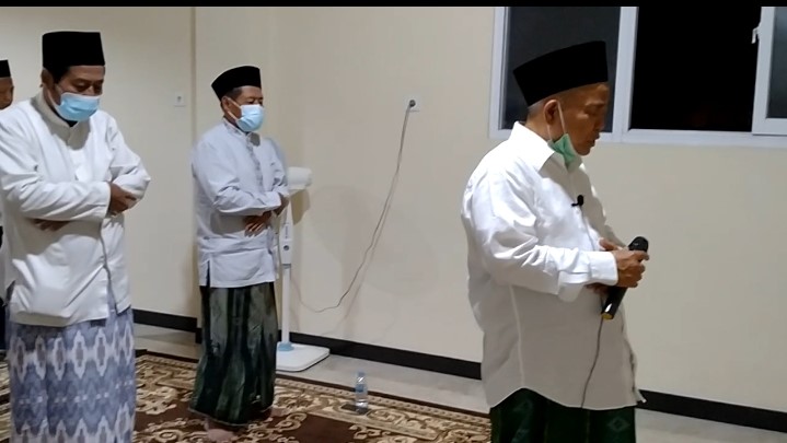 Prof Dr KH Asep Saifuddin Chalim, MA, acara saat jadi imam Salat Malam yang digelar secara rutin dan virtual di kediaman Ning Imah, salah satu putrinya, di Pondok Pesantren Amanatul Ummah Jalan Siwalankerto Utara Surabaya tadi malam (Kamis/19/8/2021). foto: mma/ bangsaonline.com