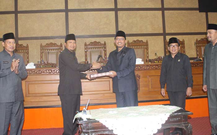 Pengesahan APBD 2017.