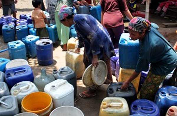 Warga mengantre untuk mendapatkan air bersih.