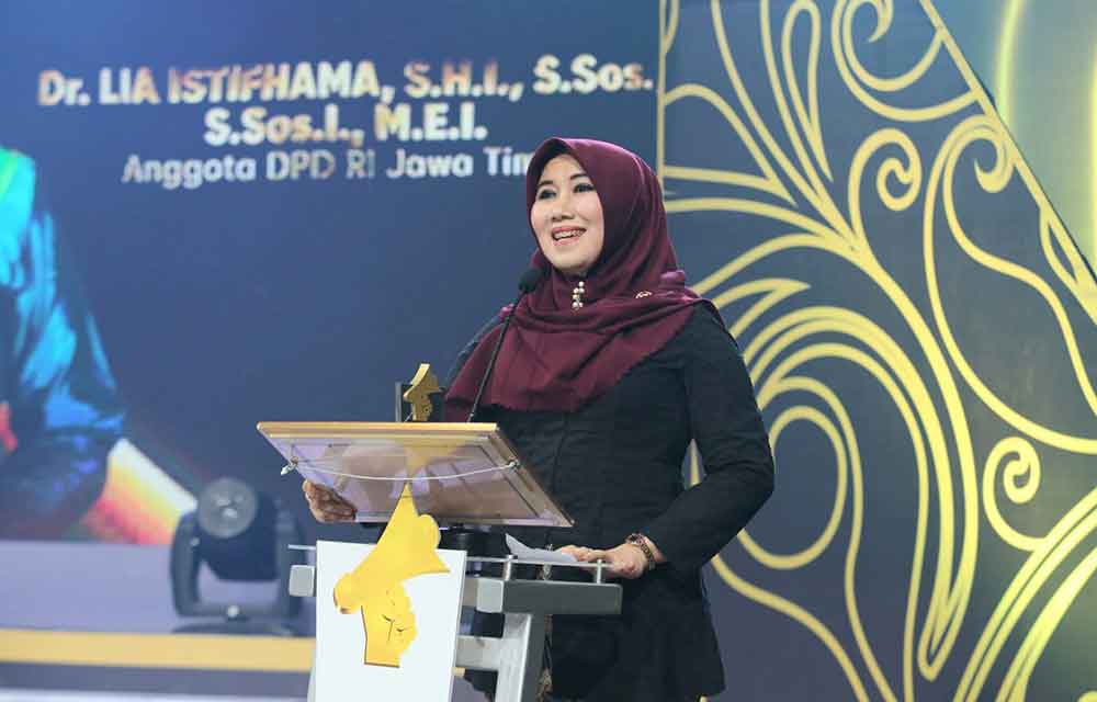 Senator Lia Istifhama memberi sambutan usai meraih Penghargaan Legislatif Jatim Awards 2025. Foto: Lia for BANGSAONLINE. 