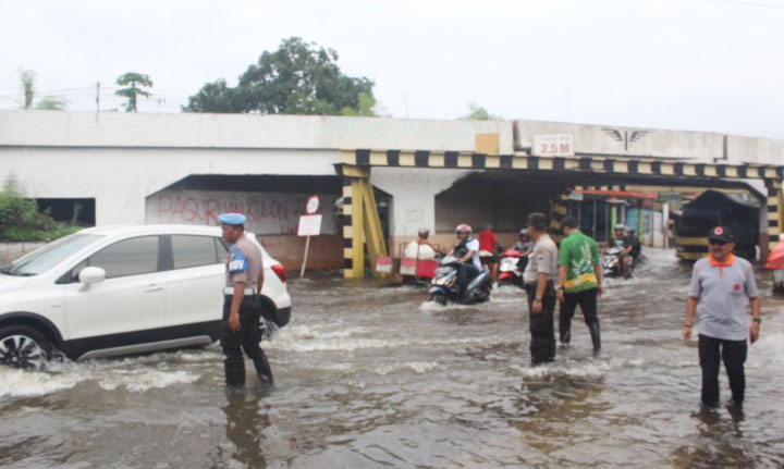Jalan protokol di wilayah Gempol juga ikut tergenang banjir.