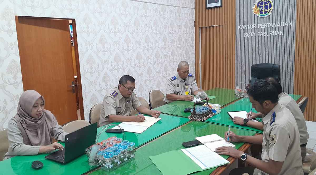 Jajaran Kantah Kota Pasuruan saat mengikuti Monev program strategis nasional yang diselenggarakan Kanwil BPN Jatim.
