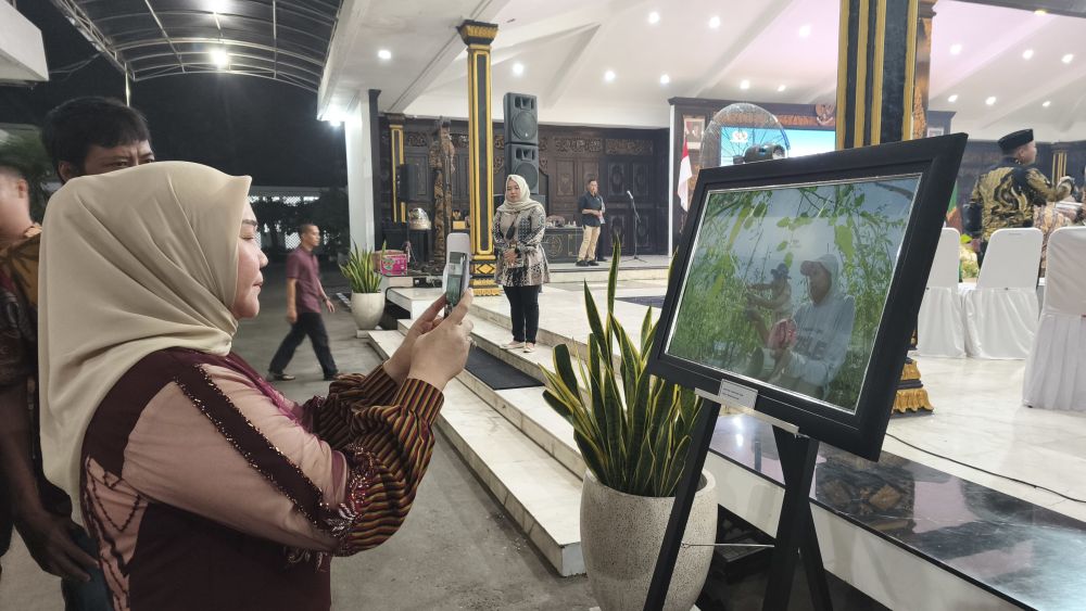 Ketua TP PKK Jombang, Yuliati Nugrahani saat melihat hasil lomba fotografi