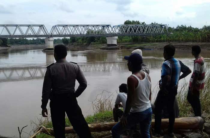 Petugas memantau lokasi korban berfoto selfie. foto: EKY NURHADI/ BANGSAONLINE