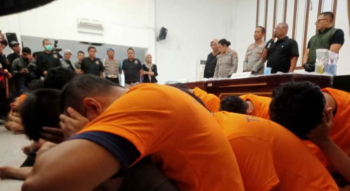 Para pelaku pesta gay saat diekspose dalam konferensi pers yang digelar Polrestabes Surabaya.