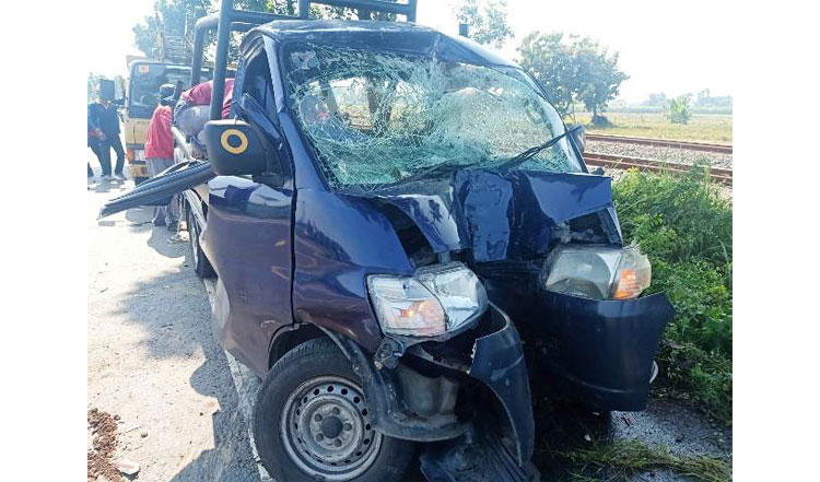 Kondisi mobil pikap yang rusak parah.