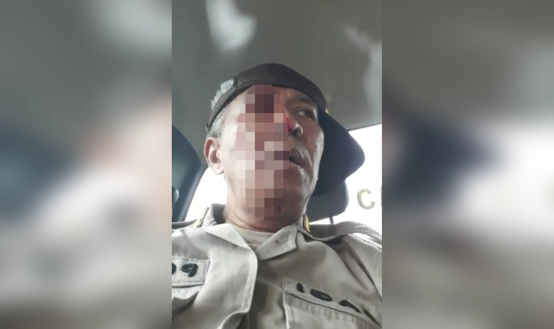 Seorang petugas polisi terkena lemparan batu para pengunjukrasa saat mengamankan pembakaran Kantor DPRD Papua Barat di Manokwari, Senin (19/9/2019). Foto ini diambil dari video yang beredar di grup-grup WhatsApp (WA) para tokoh di Papua Barat.