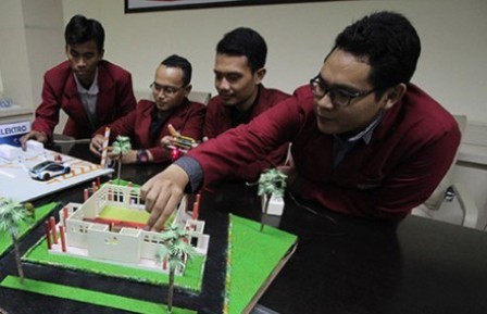 Mahasiswa fakultas teknik UMS menciptakan inovasi masjid high technology yang dilengkapi dengan LED untuk barisan solat, alat perusak sinyal dan tempat parkir otomatis. (foto:antara) 