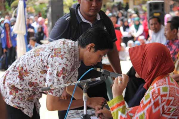 Salah satu perwakilan mahasiswa saat menunjukkan isi tuntutan kepada Pembantu Rektor II dan sejumlah dosen UNIROW Tuban. (BANGSAONLINE)