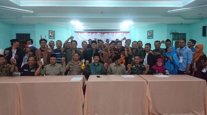 Kapolresta bersama jajaran KPU dan Bawaslu, serta perwakilan parpol foto bersama usai pleno rekapitulasi suara.