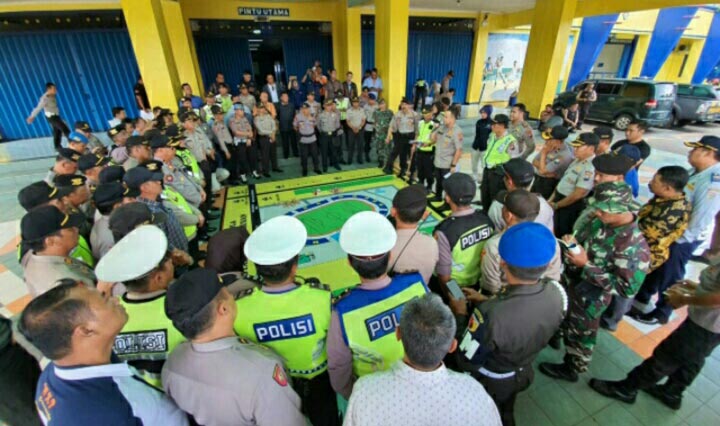Personel keamanan saat menerima arahan Kapolres Malang terkait pengamanan laga Arema Vs Persib.