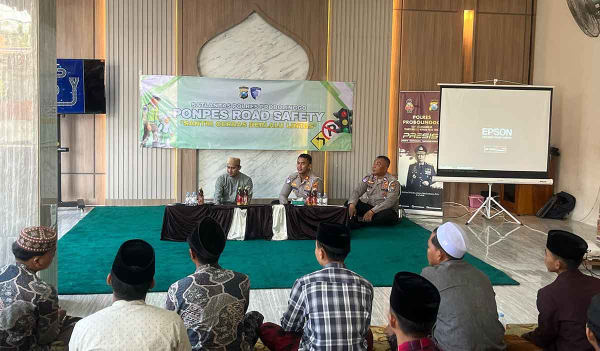 Petugas dari Satlantas Polres Probolinggo saat mengedukasi siswa untuk tertib berlalu lintas.