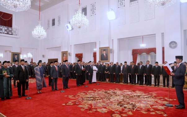 Presiden Joko Widodo melantik 13 menteri Kabinet Kerja reshuffle jilid 2 di Istana Negara, Jakarta, Rabu (27/7). Sembilan di antaranya merupakan nama-nama baru. foto: merdeka.com