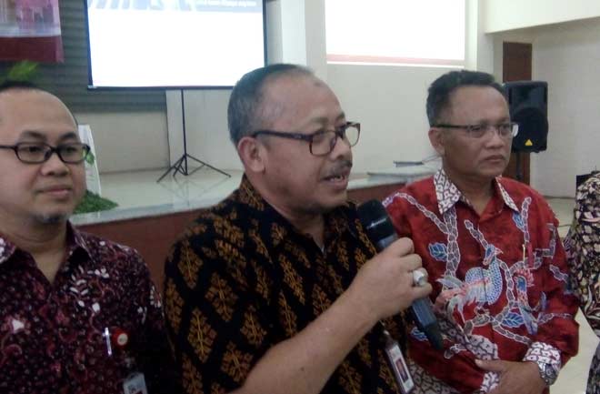 Kepala Regional 4 OJK Surabaya, Sukamto, saat memberikan keterangan usai menggelar Evaluasi. foto: SUWANDI/ BANGSAONLINE