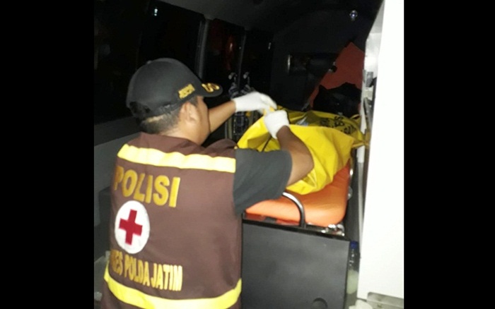 Jenazah korban saat dievakuasi petugas.