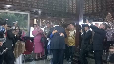 Mantan Presiden Susilo Bambang Yudhoyono berpelukan dengan Ibu Ani sambil menangis ketika sampai di kediamannya di Cikeas. Foto: detik.com