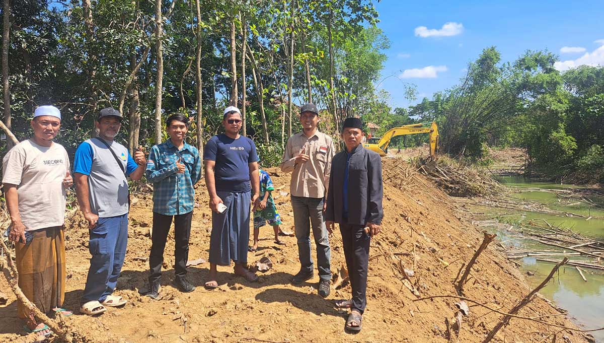 Warga saat berada di normalisasi Sungai Blega, Bangkalan.