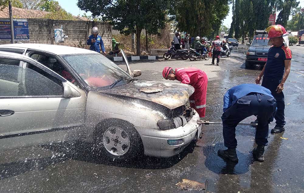 Kondisi mobil yang terbakar di Jalan Raya Tuban. Foto: Ist.