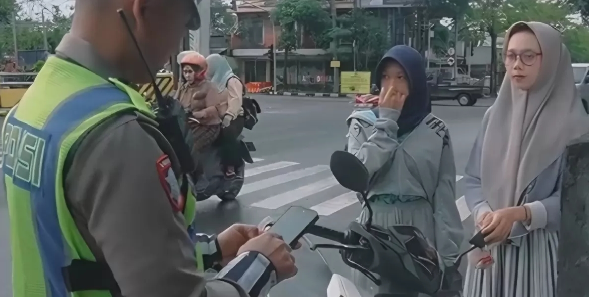 Petugas Satlantas Polres Lamongan saat melakukan tilang ETLE Handheld