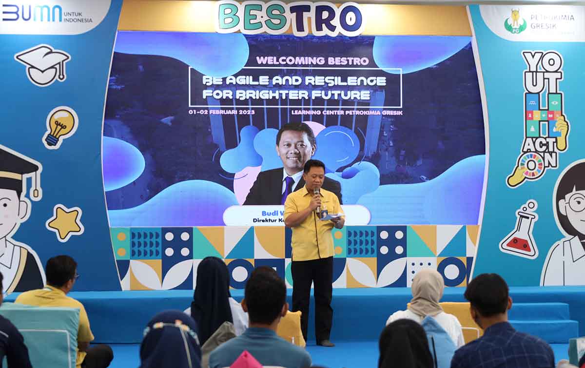 Direktur Keuangan dan Umum Petrokimia Gresik, Budi Wahju Soesilo, saat membuka pembekalan mahasiswa Bestro dengan softskill Entrepreneurship & Mental Health. Foto: Ist
