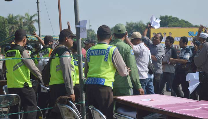 Pemkab Gresik saat menggelar simulasi Pilkades serentak, beberapa waktu lalu. foto: SYUHUD/ BANGSAONLINE