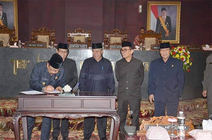 Gubernur Jawa Timur, Soekarwo disaksikan pimpinan DPRD Jatim menandatangani berita acara pengesahan perda Trantibmumlinmas. foto: ist