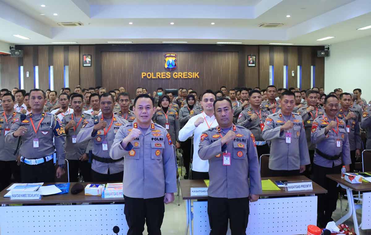Kapolres Gresik, AKBP Adhitya Panji Anom, saat menggelar Lat Praops Operasi Mantab Brata 2024. Foto: Ist