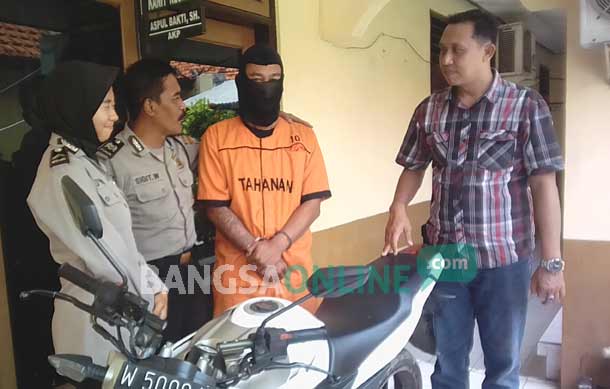 Tersangka pengembat motor diamankan di Polsek Krian.