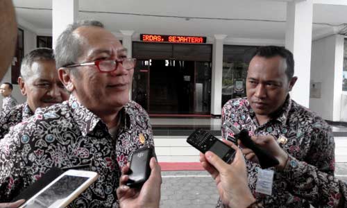 Mas Agus Nirbito menjawab pertanyaan wartawan.