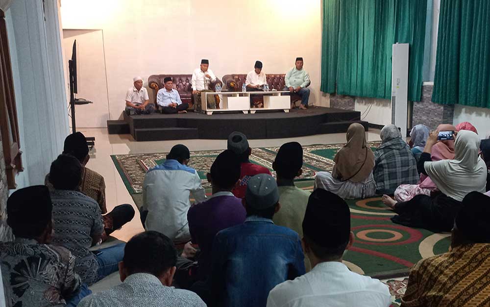 Kiai Asep saat memberikan arahan di acara buka bersama pimpinan parpol dan relawan.