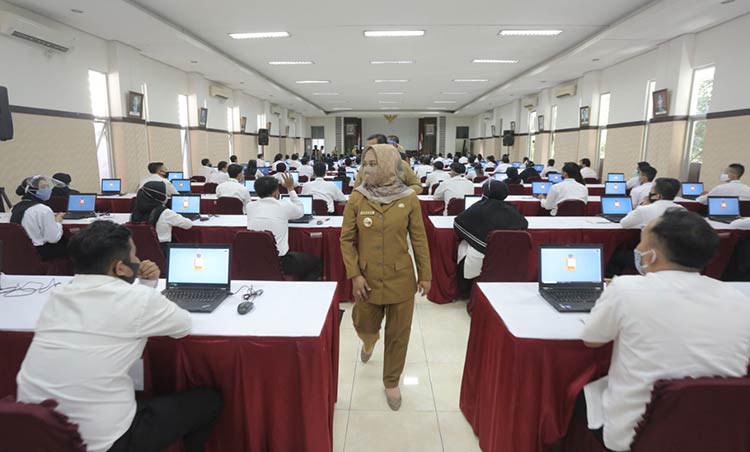 Tinjau Pelaksanaan SKB CPNS, Ning Ita Pimpin Doa dan Kobarkan Semangat Peserta dengan Ice Breaking