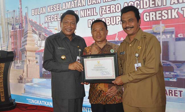 BEBAS KECELAKAAN KERJA: Bupati-Wabup Sambari-Qosim ketika memberikan penghargaan ZA 2016 kepada pimpinan perusahaan. foto: syuhud/ BANGSAONLINE
