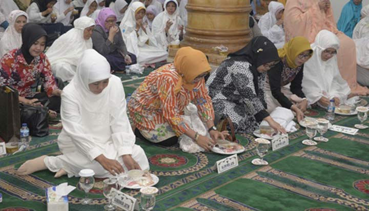 Gubernur Jatim, Khofifah Indar Parawansa berbuka puasa bersama dengan ASN Pemprov Jatim dimasjid Baitul Hamdi. foto: ist