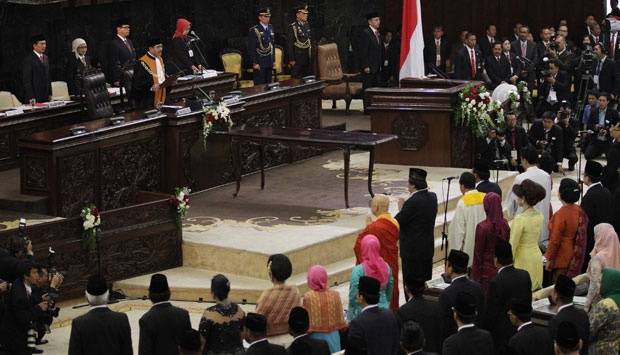 Para pemimpin keagamaan menyumpah anggota DPR RI. Foto: tempo.co.id