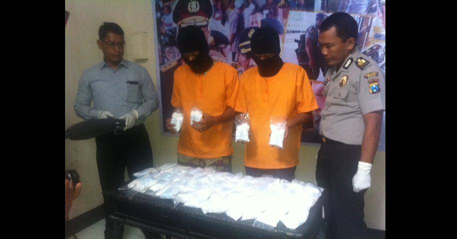 Kedua tersangka bersama barang bukti saat diamankan di Mapolres Kediri kota. (Arif Kurniawan/BangsaOnline)